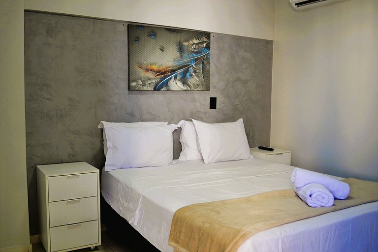 Modern, Heated Pool, Close to Shows and Shopping Mall