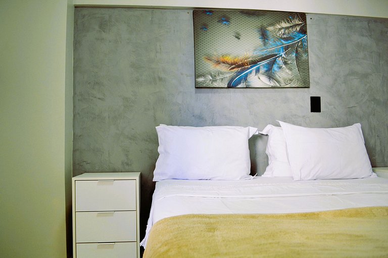 Modern, Heated Pool, Close to Shows and Shopping Mall