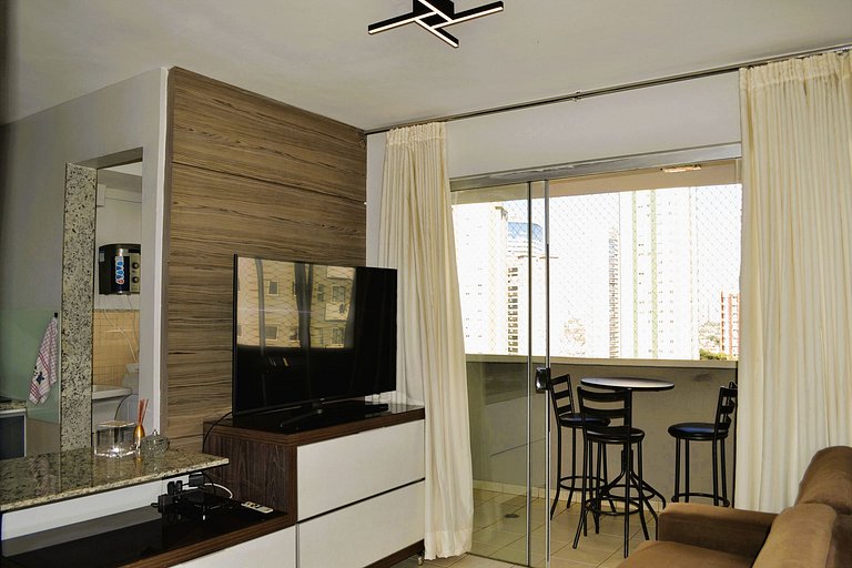 Modern, Heated Pool, Close to Shows and Shopping Mall