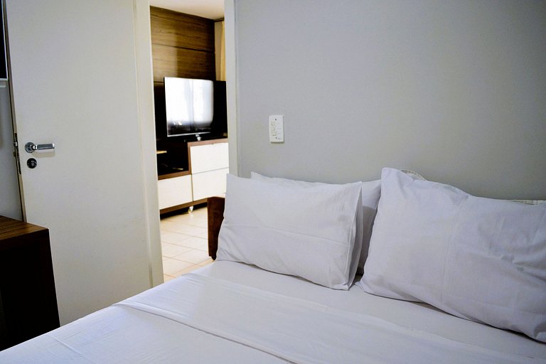 Modern, Heated Pool, Close to Shows and Shopping Mall