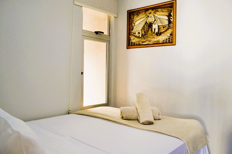 Modern, Heated Pool, Close to Shows and Shopping Mall