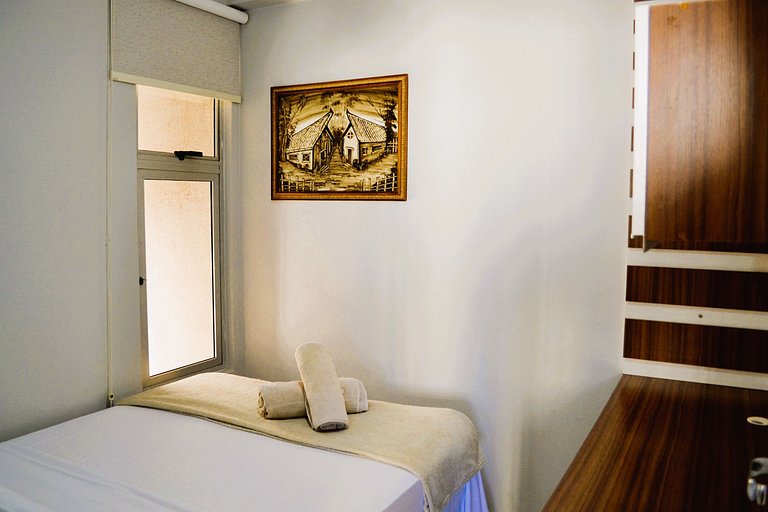 Modern, Heated Pool, Close to Shows and Shopping Mall