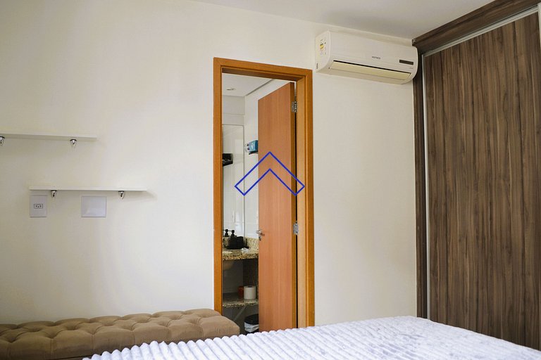 NW1704 - Modern apt with workspace, garage, near hospitals.