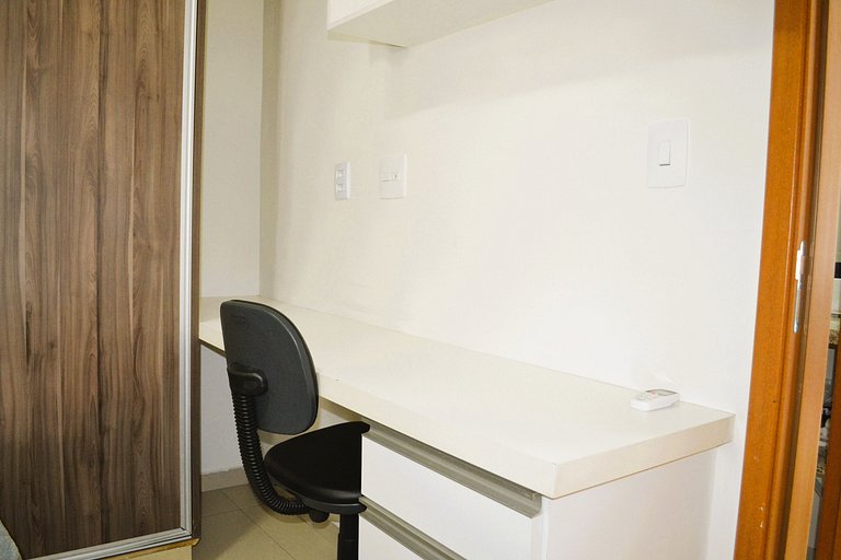 Apt con espacio trabajo, garaje, cerca de hospital